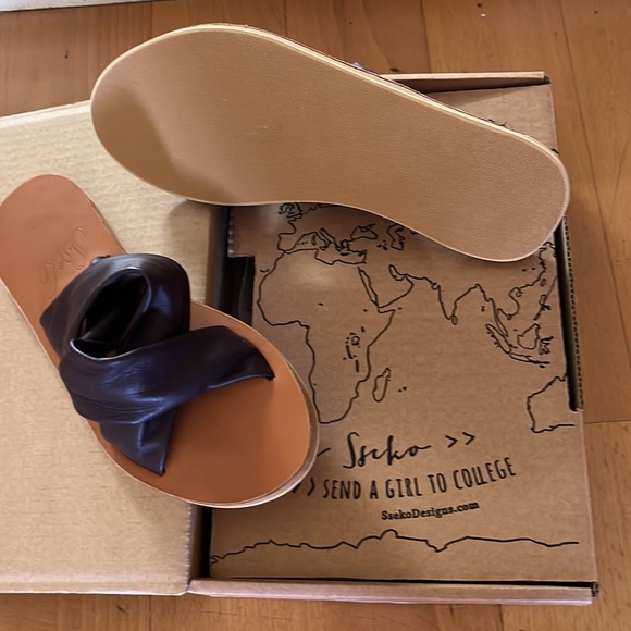 New Leather Twist Crossover in Brambleberry
Size 8 - Picture 4 of 6